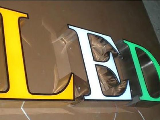 会泽介绍LED招牌的基础知识。